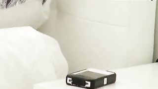 Spiata dal fidanzato mentre si masturba