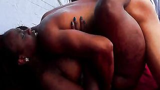 Coppia amatoriale nera scopa outdoor