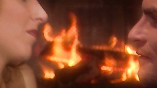 Anteprima del video: Bionda scopata davanti al camino