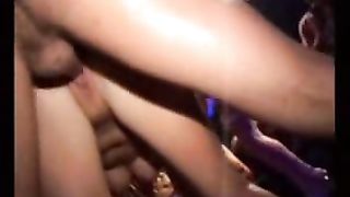 Brunetta amatoriale scopata in pubblico