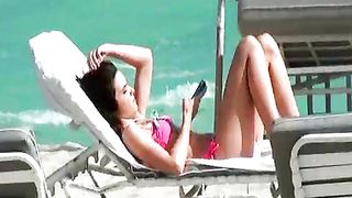Anteprima del video: Teen brunetta spiata sulla spiaggia