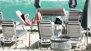 Teen brunetta spiata sulla spiaggia