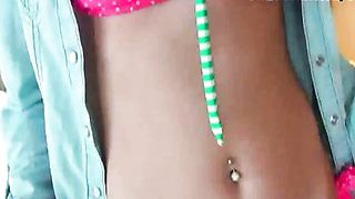 Teen brunetta spiata sulla spiaggia