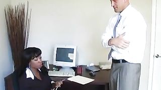 Segretaria ebony scopata in ufficio