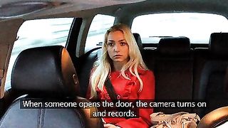 Bionda girl scopata in taxi