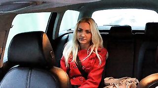 Bionda girl scopata in taxi