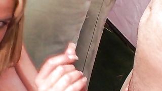 Masturba il suo ragazzo con la mano