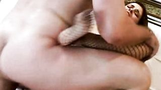 Splendida bruna amatoriale scopata a tre