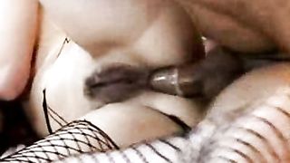 Splendida bruna amatoriale scopata a tre