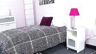 Giovane coppia fa 69 in piedi