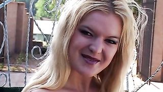 Anteprima del video: Bionda solista gioca con la sua vagina