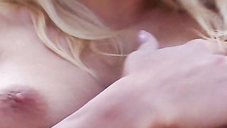 Bionda solista gioca con la sua vagina