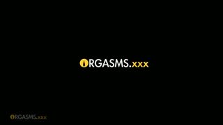 Ragazza con tette bellissime scopa e gode