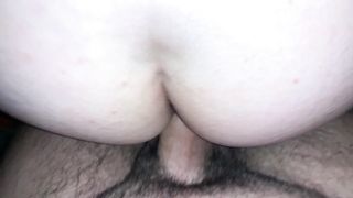 Inculata al naturale con sborrata sul culo