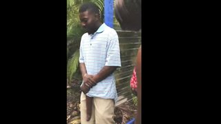 Africano col cazzo lungo 50 cm alla fermata autobus