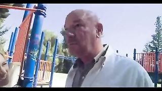 Vecchio porcone si scopa una piccola 18enne