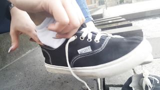 Esibizionista la mia amica, i suoi piedini