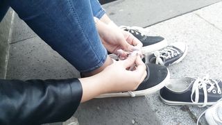 Esibizionista la mia amica, i suoi piedini