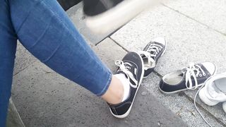 Esibizionista la mia amica, i suoi piedini