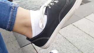 Esibizionista la mia amica, i suoi piedini