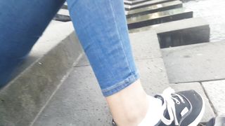 Esibizionista la mia amica, i suoi piedini