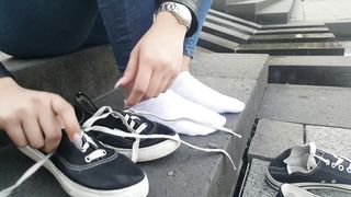 Esibizionista la mia amica, i suoi piedini