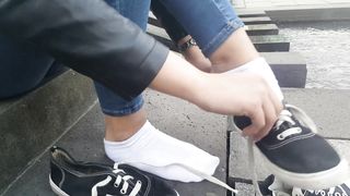 Esibizionista la mia amica, i suoi piedini