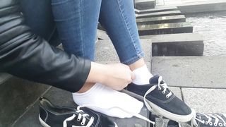 Esibizionista la mia amica, i suoi piedini