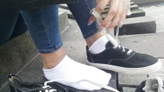 Esibizionista la mia amica, i suoi piedini