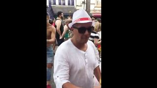 Ragazze mostrano un uomo nero con cazzo di 50 cm