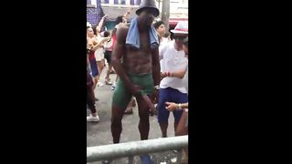 Ragazze mostrano un uomo nero con cazzo di 50 cm