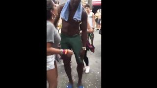 Ragazze mostrano un uomo nero con cazzo di 50 cm