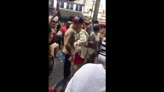 Ragazze mostrano un uomo nero con cazzo di 50 cm