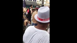 Ragazze mostrano un uomo nero con cazzo di 50 cm