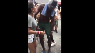 Ragazze mostrano un uomo nero con cazzo di 50 cm