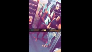 Africano con cazzo di 50 cm si fa toccare e fotografare