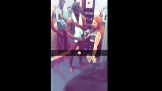 Anteprima del video: Africano con cazzo di 50 cm si fa toccare e fotografare