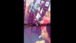 Africano con cazzo di 50 cm si fa toccare e fotografare