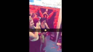 Africano con cazzo di 50 cm si fa toccare e fotografare