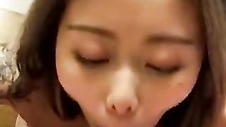 Cinesina tatuata riceve tutta la sborra in bocca