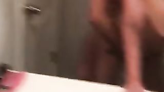 Posseduta da dietro nel bagno di casa