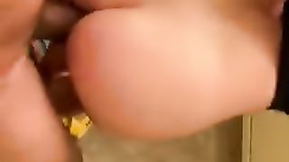 Anteprima del video: La vacchetta vogliosa messa a 90 in bagno