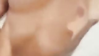 E' una goduria vedere le sue tettone sballonzolanti