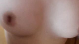 Gode la giapponesina scopata sul letto