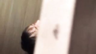 Spiati mentre scopano nel cesso di un locale