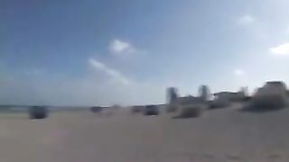 2 biondine rimorchiate in spiaggia e scopate