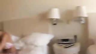 2 biondine rimorchiate in spiaggia e scopate