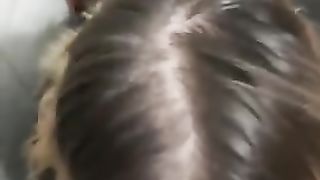 Spompina il trombamico mentre parla al cell col cornuto