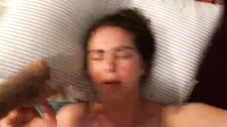 Ha un orgasmo ed implora il marito di sborrarle dentro