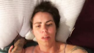 Ha un orgasmo ed implora il marito di sborrarle dentro